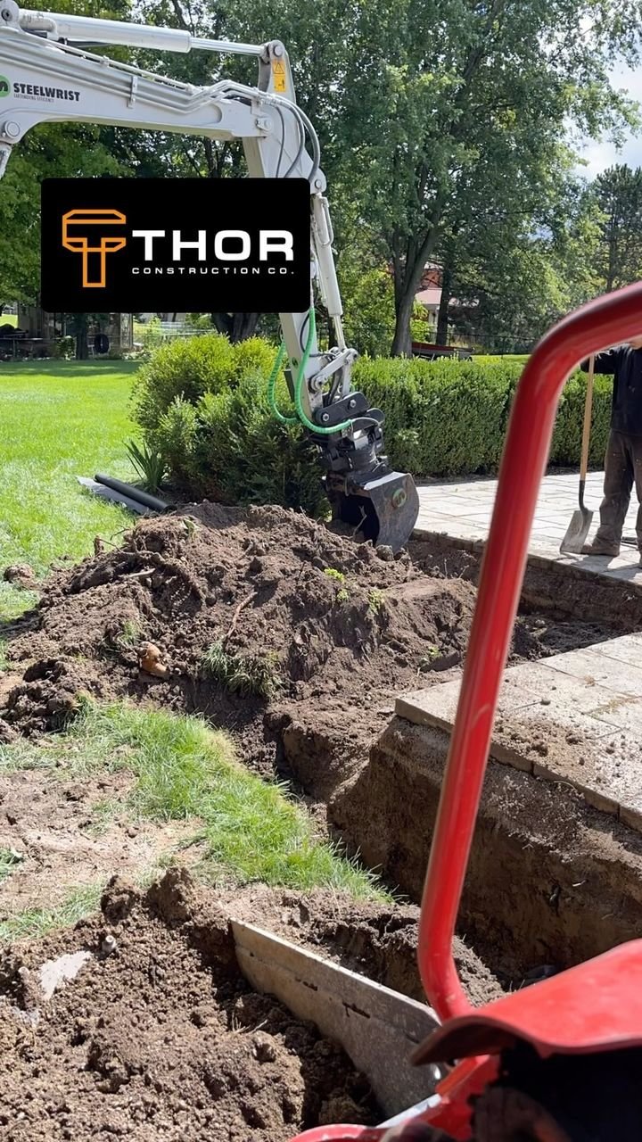 Tiltrotator making a clean dig. Thor Construction job video.
